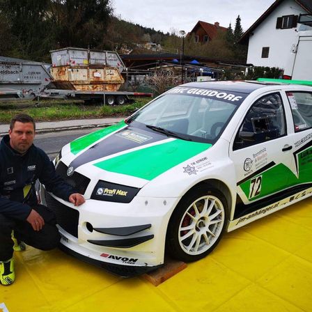 Bild enthält, Car, Vehicle, Adult, Male, Man, Person, Wheel, Sports Car, Tire, Adventure