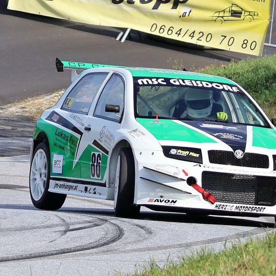 Bild enthält, Car, Vehicle, Wheel, Road, Adventure, Race Car, Person, Auto Racing, Offroad, Rally