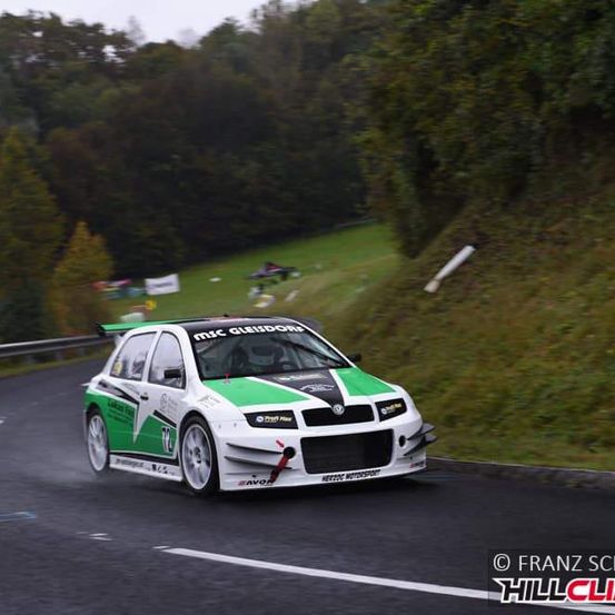 Bild enthält, Car, Vehicle, Adventure, Leisure Activities, Auto Racing, Race Car, Offroad, Rally, Wheel, Road