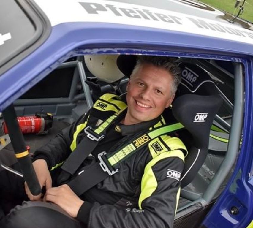 Bild enthält, Driving, Person, Vehicle, Officer, Police Officer, Adult, Male, Man, Face, Car