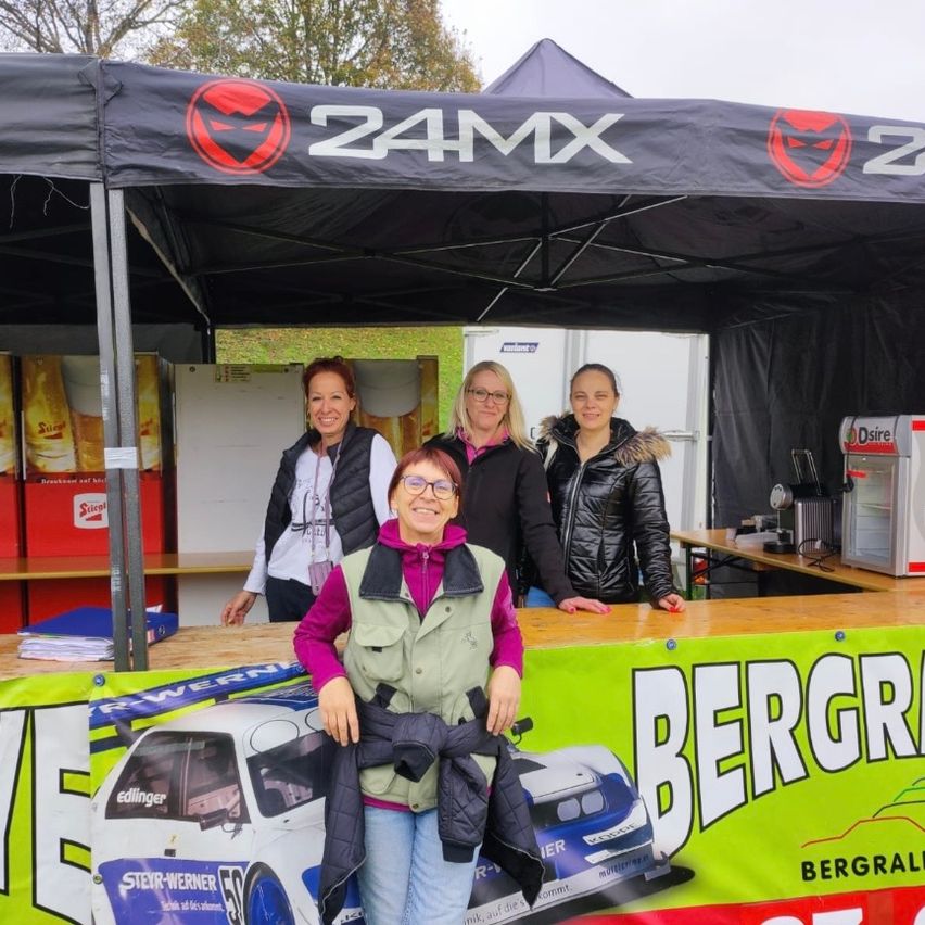 Bild enthält, Shelter, Pants, Coat, Jacket, Adult, Female, Person, Woman, Portrait, Teen