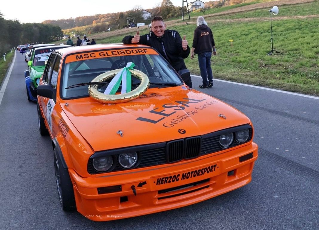 Bild enthält, Car, Person, Adult, Male, Man, Bumper, Wheel, Jeans, Tire, Face