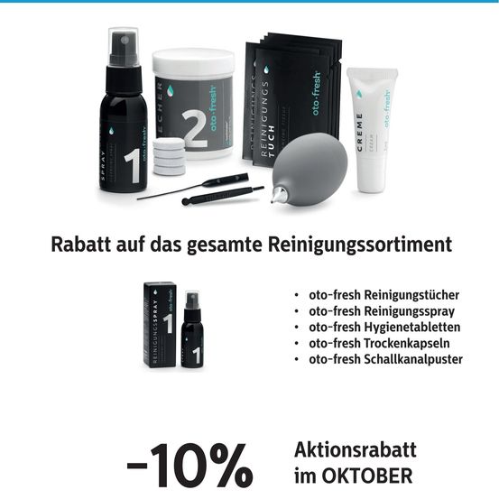 Eine Anzeige zeigt ein Reinigungsset für Ohren. Das Set enthält eine Sprühflasche, Reinigungsstäbchen, einen Behälter und eine Pumpe. Das Produkt heißt oto-fresh und bietet im Oktober einen Rabatt von 10%.
