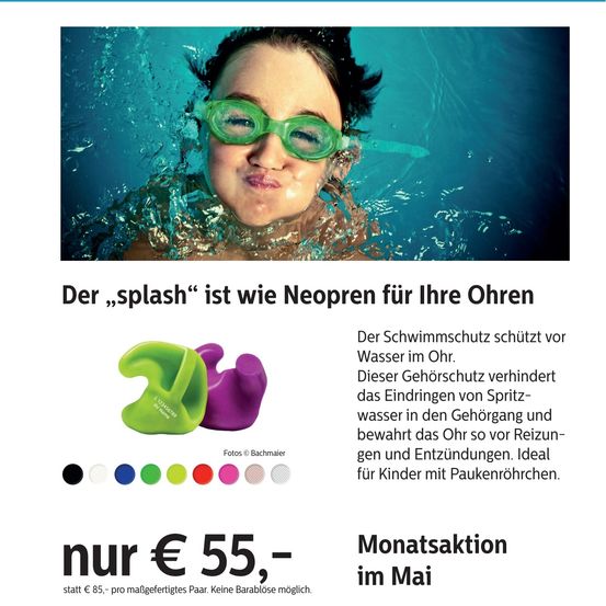 Ein Mädchen mit Schwimmbrille schwimmt im Pool. Der Text erwähnt ein Produkt namens 'splash', das wie Neopren für die Ohren ist. Es betont, dass es die Ohren vor Wasser schützt und verhindert, dass Wasser in den Gehörgang eindringt.