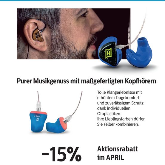 Ein Mann trägt einen blauen maßgefertigten Ohrhörer im Ohr. Er hat ein braunes Logo und ein blaues Kabel. Die Anzeige hebt reinen Musikgenuss, hochwertigen Klang, Komfort und zuverlässigen Schutz durch individuelle Otoplastik hervor. Farben können gemischt werden. 15% Rabatt im April.