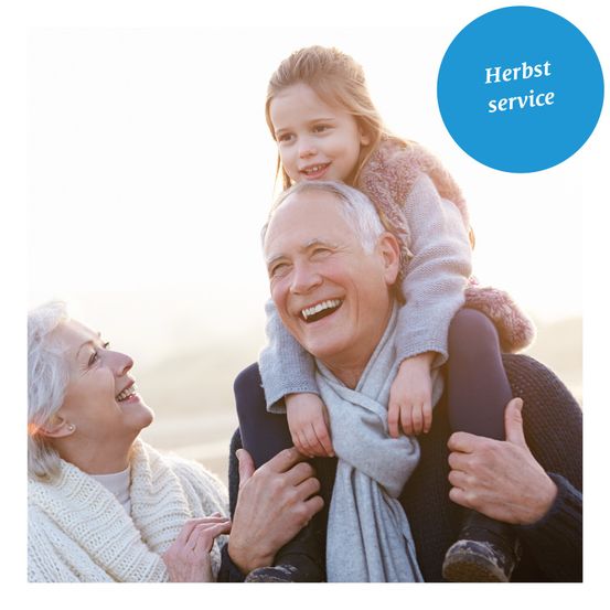 Ein älterer Mann lächelt, während er ein junges Mädchen auf seinen Schultern hält. Das Mädchen trägt einen grauen Pullover. Dahinter lächelt eine ältere Frau. Das Bild hat einen blauen Kreis mit dem Text Herbstservice.