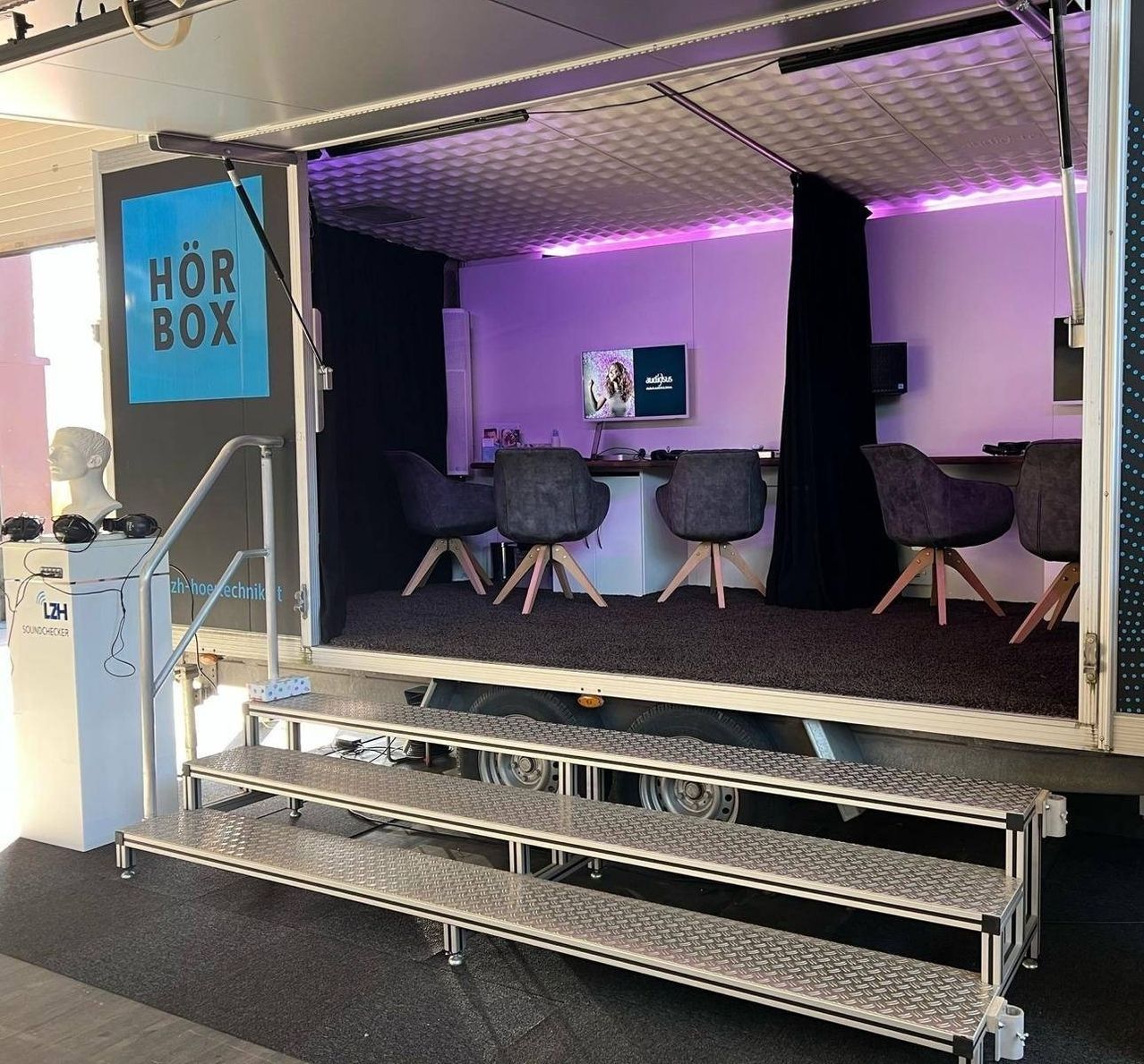 Bild enthält, Fitness, Pilates, Sport, Working Out, Indoors, Electronics, Speaker, Chair, Furniture