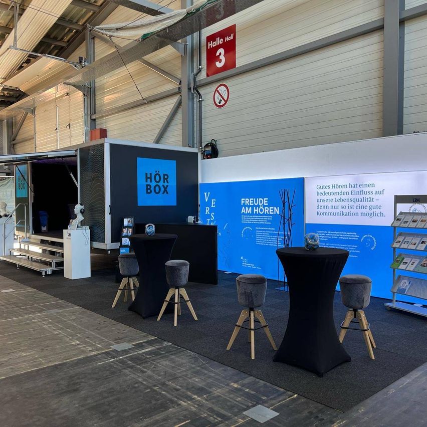 Bild enthält, Furniture, Indoors, Crowd, Person, Table