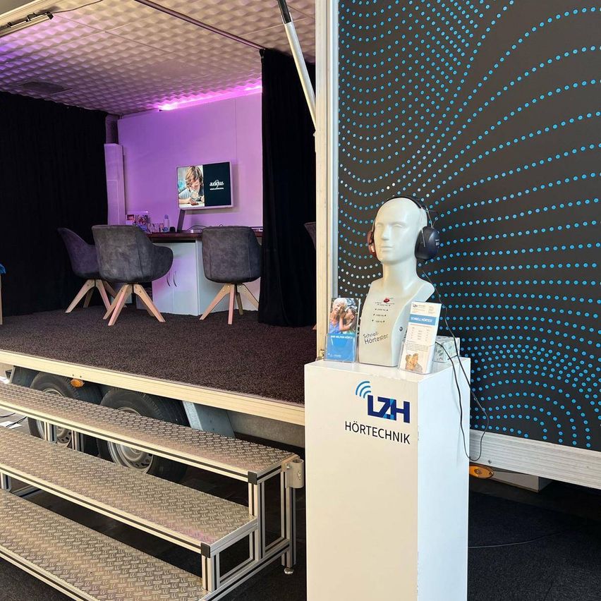 Bild enthält, Adult, Female, Person, Woman, Crowd, Pilates, Face, Chair, Monitor, Audience