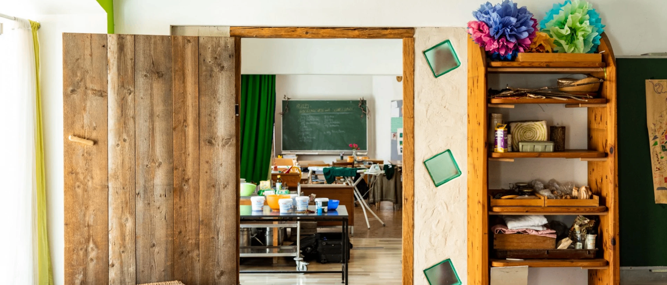 Bild enthält, Indoors, Interior Design, Wood, Floor, Flooring, Shelf, Hardwood, Living Room, Blackboard, Wood Panels