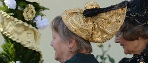 Bild enthält, Hat, Flower, Flower Arrangement, Flower Bouquet, Adult, Female, Person, Woman, Child, Girl