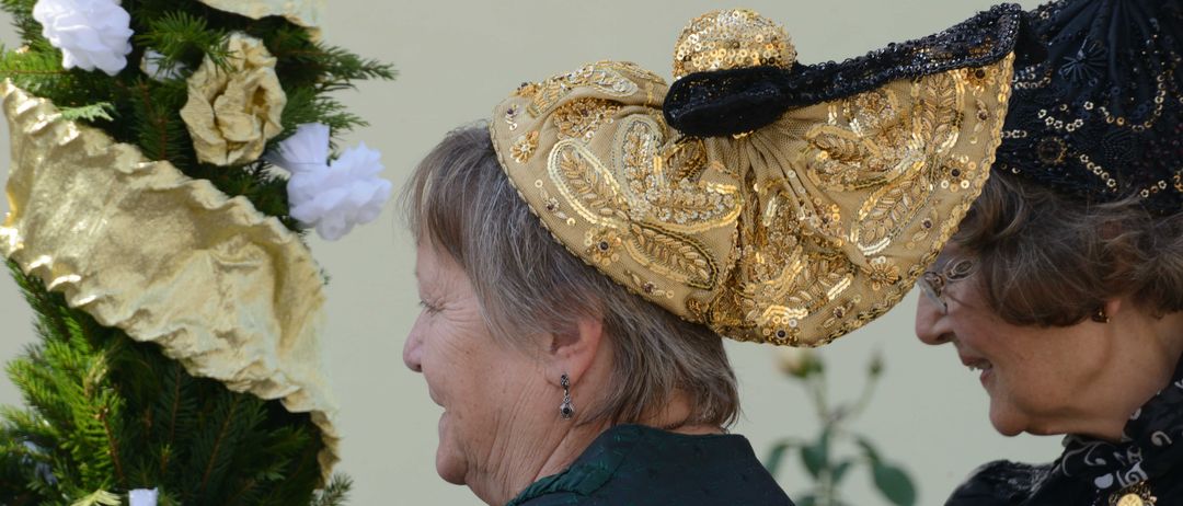 Bild enthält, Hat, Flower, Flower Arrangement, Flower Bouquet, Adult, Female, Person, Woman, Child, Girl