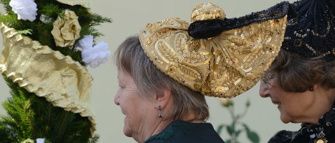 Bild enthält, Hat, Flower, Flower Arrangement, Flower Bouquet, Adult, Female, Person, Woman, Child, Girl