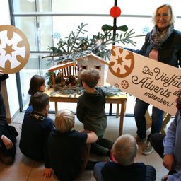 Bild enthält, People, Person, Adult, Female, Woman, Potted Plant, Male, Man, Boy, Child