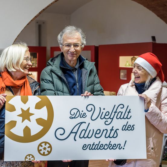 Bild enthält, Adult, Female, Person, Woman, Coat, Male, Man, People, Jacket, Hat