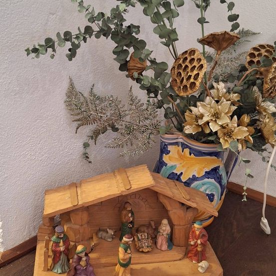 Bild enthält, Hardwood, Stained Wood, Wood, Plant, Baby, Person, Toy, Flower, Rose