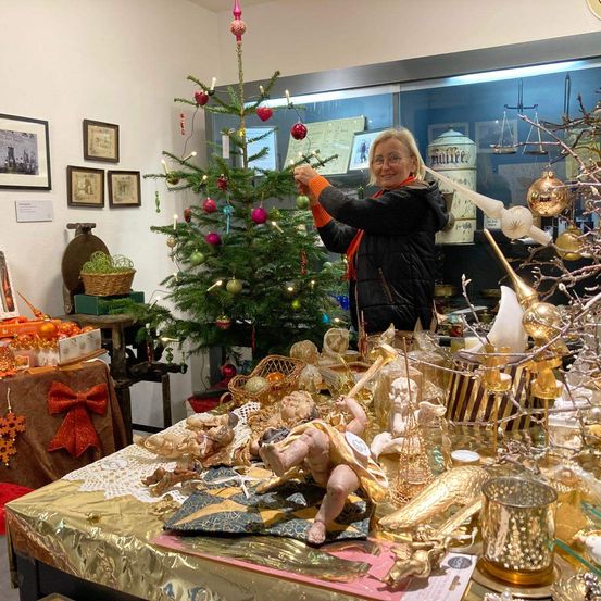 Bild enthält, Adult, Female, Person, Woman, Festival, Christmas, Christmas Decorations, Baby, Plant, Christmas Tree