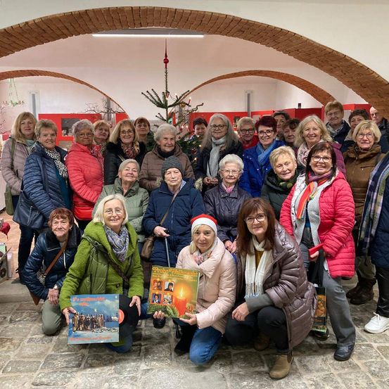 Bild enthält, People, Person, Groupshot, Adult, Female, Woman, Coat, Jacket, Male, Man