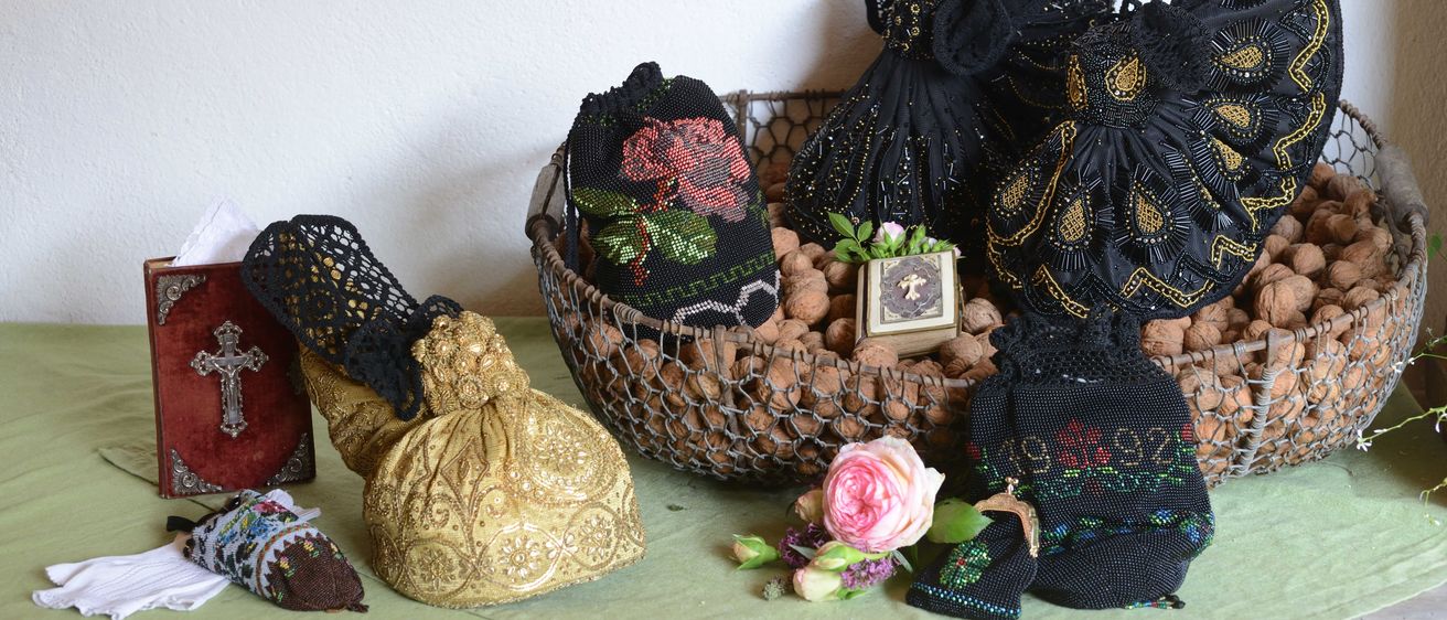 Bild enthält, Flower, Flower Arrangement, Flower Bouquet, Bag, Handbag, Rose, Art, Handicraft