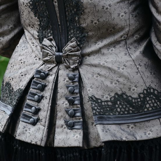 Bild enthält, Long Sleeve, Sleeve, Coat, Lace, Dress, Blouse, Jacket