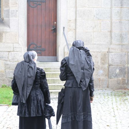 Bild enthält, Coat, Adult, Female, Person, Woman, Fashion, Overcoat, Skirt, Walkway