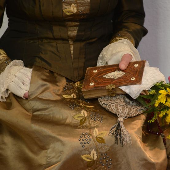 Bild enthält, Flower, Flower Arrangement, Flower Bouquet, Dress, Finger, Person, Formal Wear, Gown, Bride, Woman