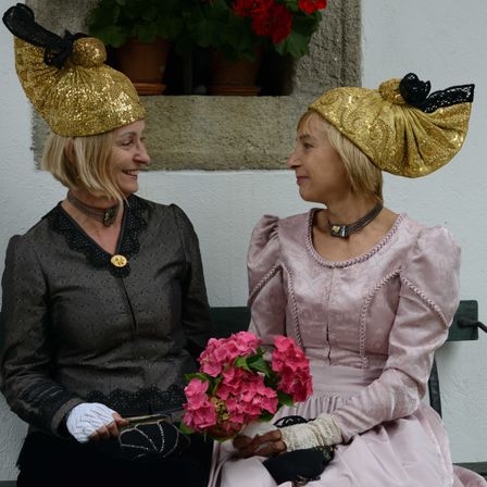 Bild enthält, Flower, Flower Arrangement, Flower Bouquet, Lady, Person, Adult, Female, Woman, Necklace, Face