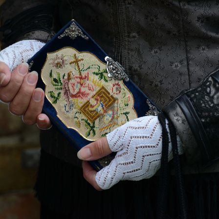 Bild enthält, Finger, Hand, Glove, Pattern, Embroidery, Stitch