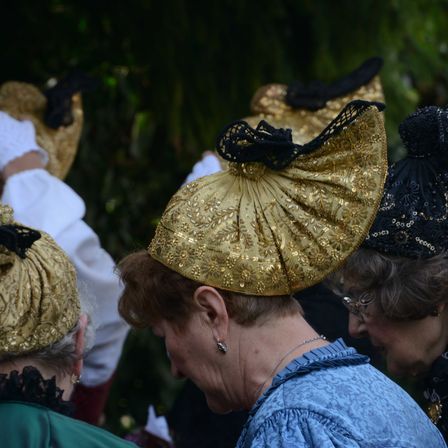 Bild enthält, Hat, Sun Hat, Necklace, Adult, Female, Person, Woman, Baby, Bride, Bonnet