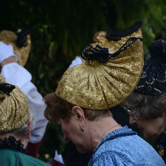 Bild enthält, Hat, Sun Hat, Necklace, Adult, Female, Person, Woman, Baby, Bride, Bonnet