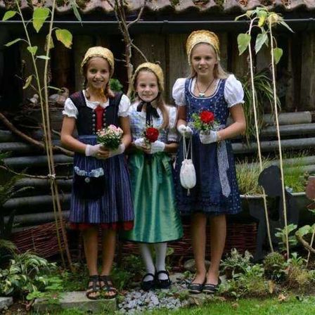 Bild enthält, Garden, Nature, Outdoors, Potted Plant, Backyard, Yard, Glove, Gardening, Portrait, People
