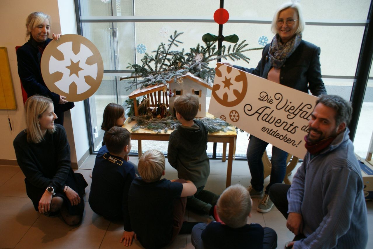 Bild enthält, People, Person, Adult, Female, Woman, Male, Man, Boy, Child, Potted Plant