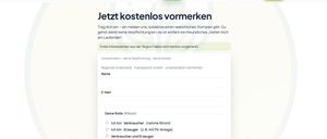 Website für regionale Energieunternehmen EEE, Bad Vöslau, Gainfarn, Großbau. Bietet ein Formular zur kostenlosen Anmeldung ohne Verpflichtungen. Es werden Name, E-Mail, Rolle als Verbraucher oder Produzent und Akzeptanz der Datenschutzhinweise abgefragt. Ein grüner Button lautet 'Jetzt kostenlos vormerken'.
