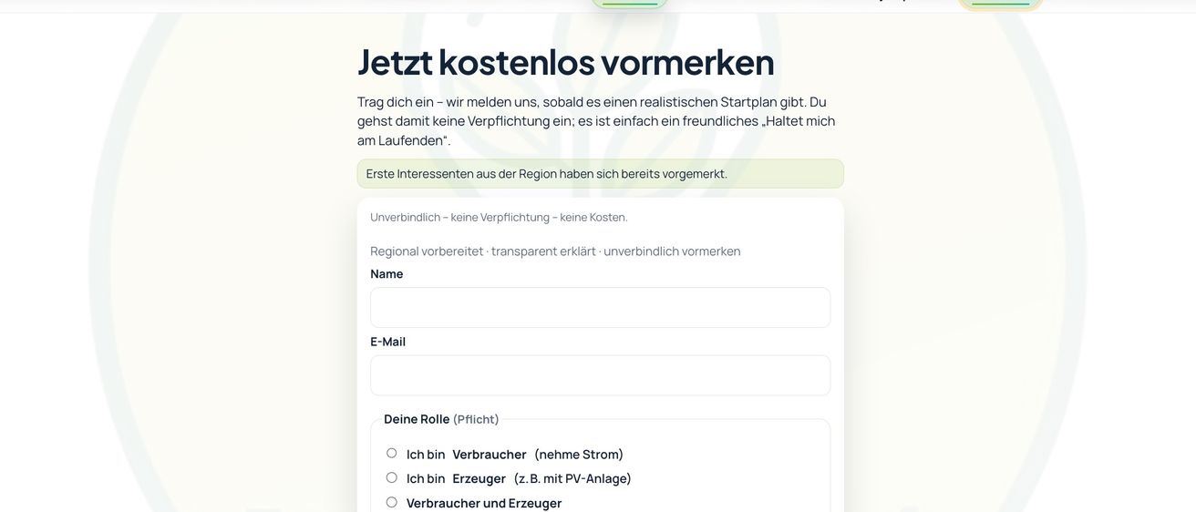 Website für regionale Energieunternehmen EEE, Bad Vöslau, Gainfarn, Großbau. Bietet ein Formular zur kostenlosen Anmeldung ohne Verpflichtungen. Es werden Name, E-Mail, Rolle als Verbraucher oder Produzent und Akzeptanz der Datenschutzhinweise abgefragt. Ein grüner Button lautet 'Jetzt kostenlos vormerken'.