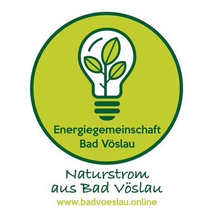 Ein grünes kreisförmiges Logo mit einer Glühbirne und Blättern darin, der Text lautet 'Energiegemeinschaft Bad Vöslau' und 'Naturstrom aus Bad Vöslau', mit einem Website-Link.