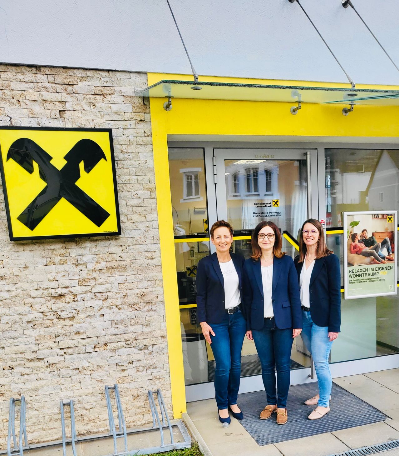 Bild enthält, Pants, Jeans, Person, Coat, Adult, Female, Woman, Suit, Glasses, Symbol