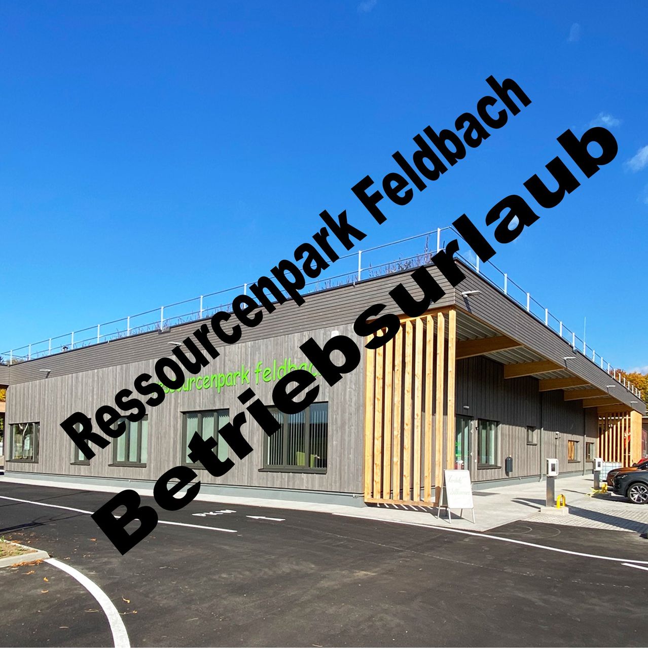 Außenansicht des Resourcepark Feldbach mit Textüberlagerung vorne. Ein Auto ist vor dem Gebäude geparkt.