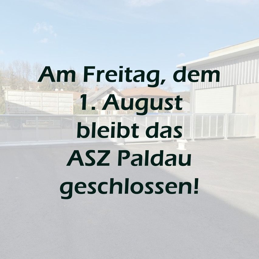 Ein Poster mit schwarzem Text auf weißem Hintergrund verkündet, dass das ASZ Paldau am Freitag, dem 1. August geschlossen bleibt. Das Gebäude ist im Hintergrund zu sehen.