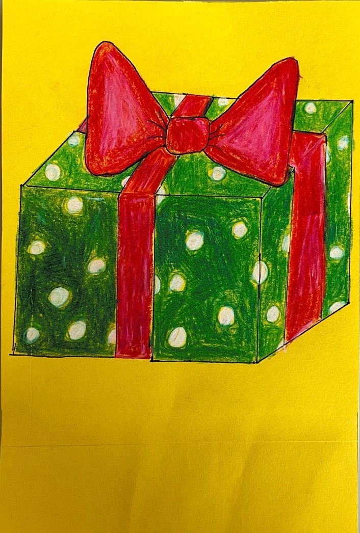Ein Geschenkkarton in Grün mit weißen Punkten ist mit einem roten Band gebunden. Das Band bildet einen Bogen oben. Der Hintergrund ist gelb.