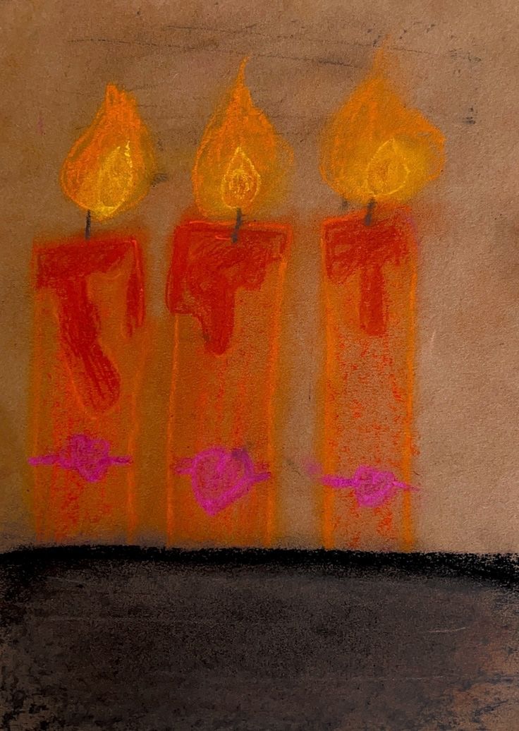 Drei Kerzen sind in Orange mit gelben Flammen gemalt, jede mit einem rosa Herzen am Boden. Der Hintergrund ist hellbraun.