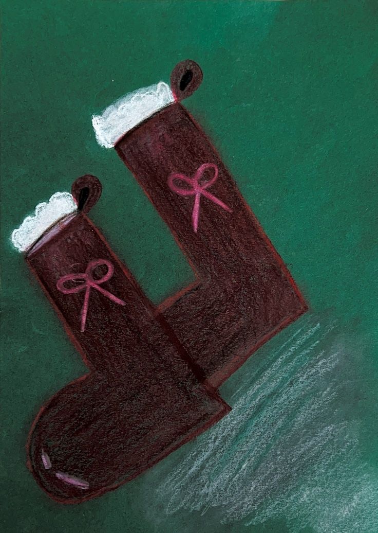 Ein Paar braune Socken mit rosa Schleifen, in Kreide auf einem grünen Hintergrund gezeichnet. Die Socken haben weiße Bündchen und Zehen.