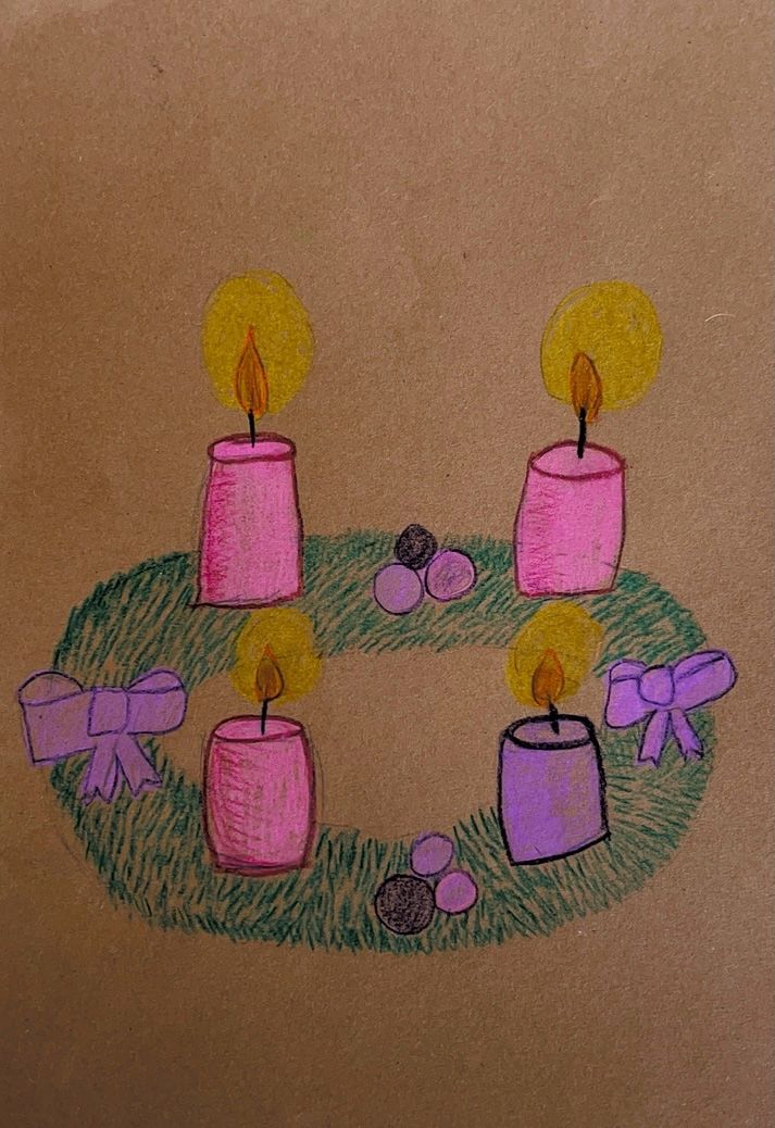 Eine Zeichnung eines Kranzes mit vier rosa Kerzen und zwei lila Schleifen. Jede Kerze hat eine gelbe Flamme. Der Kranz steht auf einem braunen Hintergrund.
