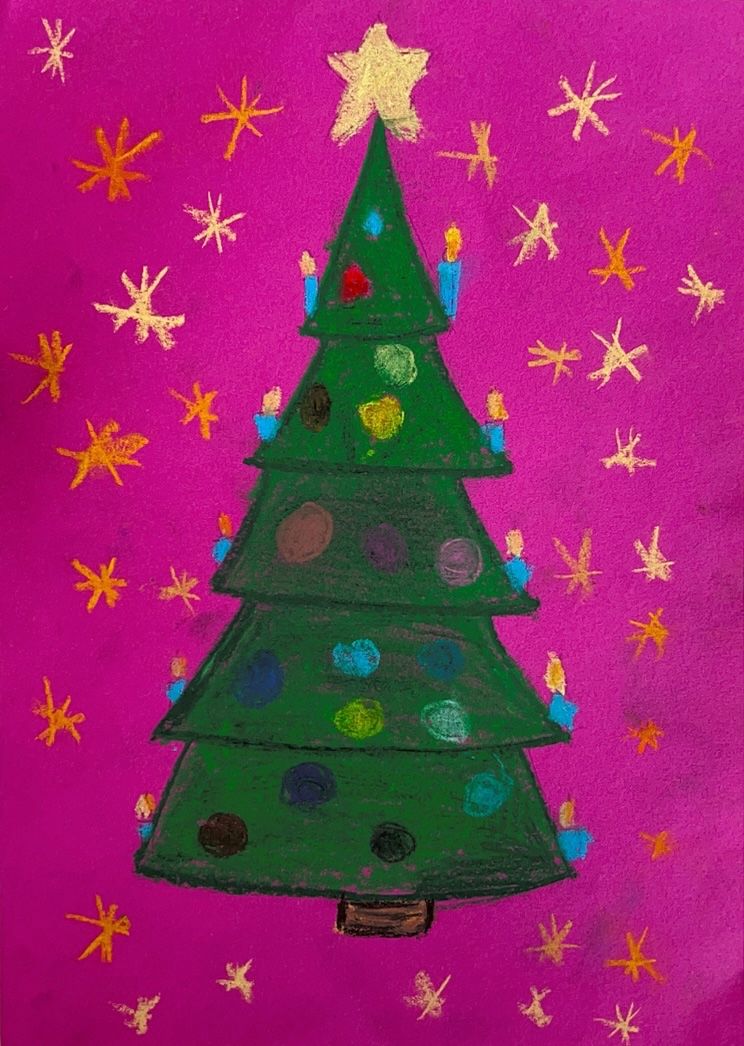 Ein farbenfroher Weihnachtsbaum mit blauen Kerzen ist auf einem rosa Hintergrund mit goldenen Sternen gemalt. Der Baum hat eine breite Basis und verjüngt sich nach oben.