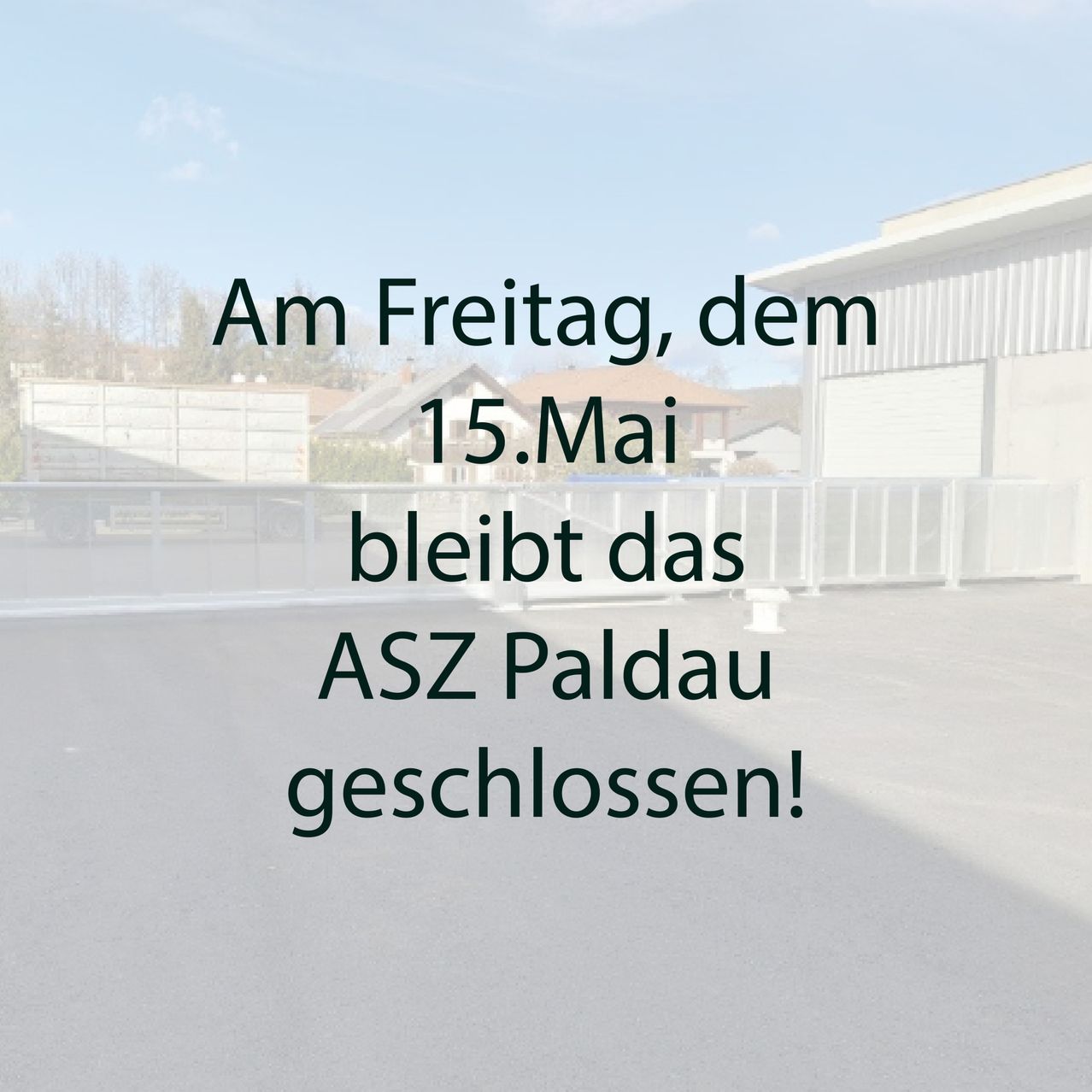Ein Gebäude mit einem leeren Grundstück und die Meldung, dass ASZ Paldau am Freitag, dem 15. Mai, geschlossen bleibt.