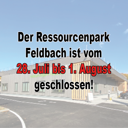 Ein Schild vor einem Gebäude besagt, dass der Resourcepark Feldbach vom 28. Juli bis 1. August geschlossen ist. Das Gebäude ist modern mit einem Holzzaun und einem geparkten Auto in der Nähe.