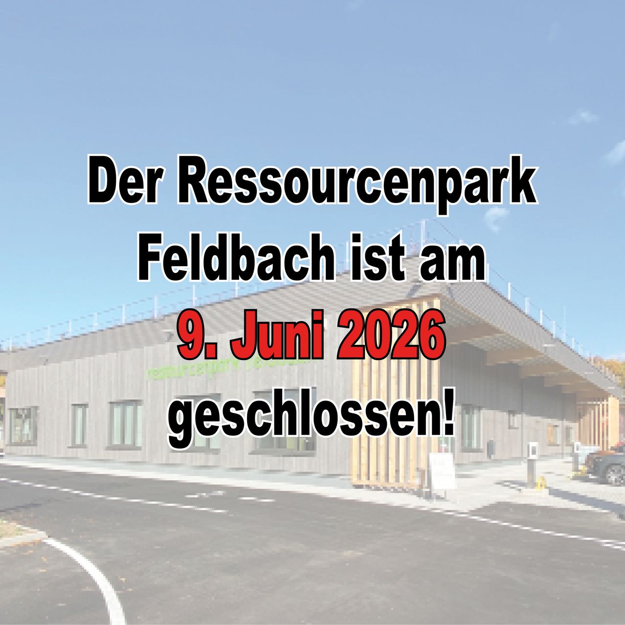 Der Ressourcenpark Feldbach ist am 9. Juni 2026 geschlossen. Ein großes graues Gebäude mit Metalldach ist im Vordergrund zu sehen.