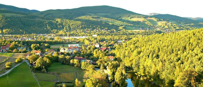 Bild enthält, Building, Outdoors, Nature, Vegetation, Tree, Woodland, Scenery, Aerial View, Countryside, Water