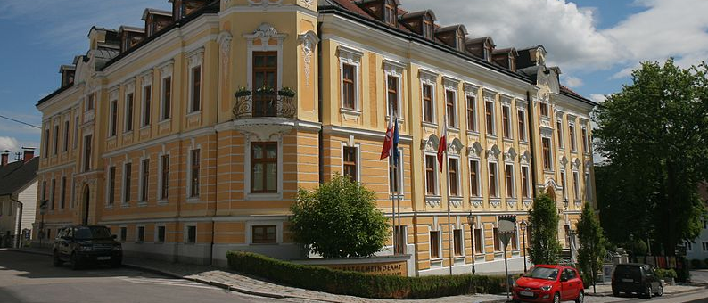 Bild enthält, City, Urban, Street, Office Building, Car, Clock Tower, Housing, High Rise, Condo, House