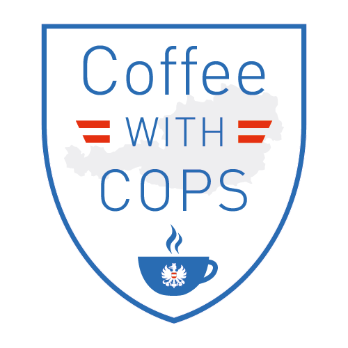Das Logo für Coffee with Cops zeigt eine Kaffeetasse mit aufsteigendem Dampf vor einer Regionkarte. Darunter steht der Text Coffee with Cops.