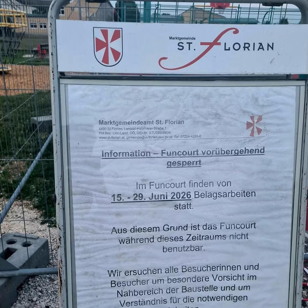 Ein Schild der Marktgemeinde St. Florian, Österreich, informiert Besucher, dass der Funcourt vom 15. bis 29. Juni 2026 wegen Wartungsarbeiten vorübergehend geschlossen ist. Das Schild enthält Kontaktinformationen und eine Bitte um Verständnis.